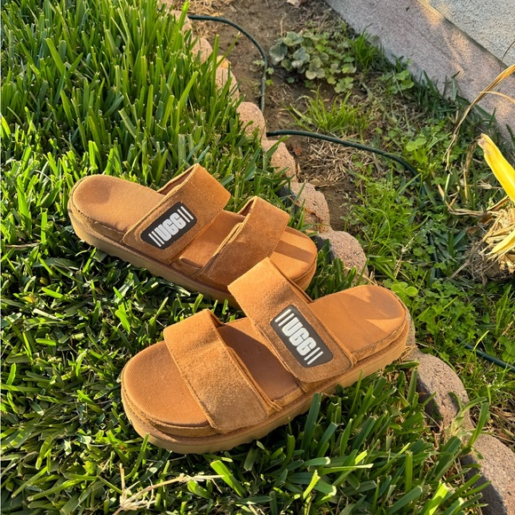 UGG
Women's Greer Platform Slide Sandals Chestnut size 9.5 gently used - Picture 5 of 14